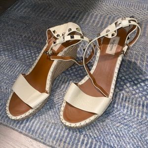 DOUBLE ROCKSTUD GRAINY CALFSKIN WEDGE SANDAL 105 MM